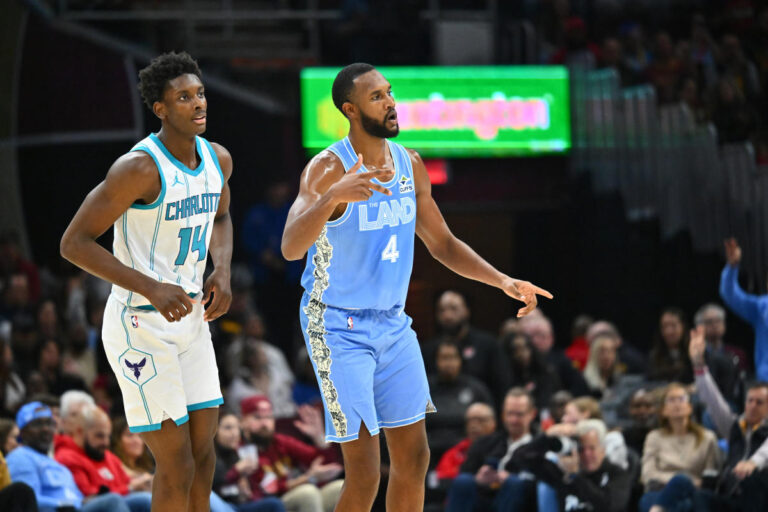 Evan Mobley scores career-high 41 points, helping Cavs maintain NBA’s best record with win over Hornets